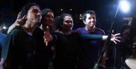 Formasi lengkap Payung Teduh. (foto: Farid Wajdi)