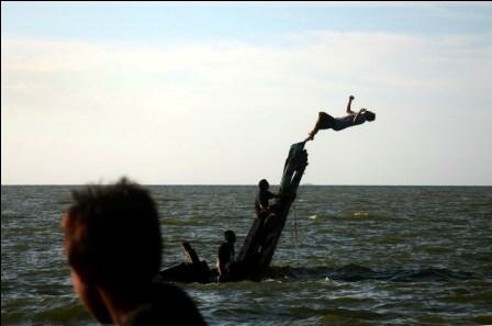Bermain di pesisir. (Foto: Iqbal Lubis)