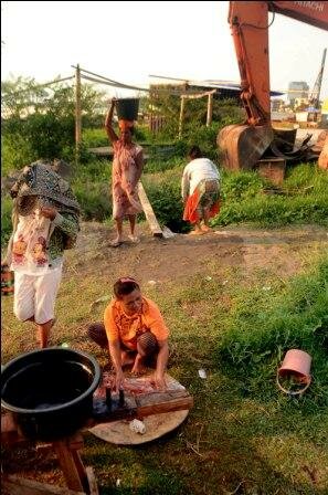 Warga kawasan tanah tumbuh Kecamatan Mariso mengambil air, Makassar. (Foto: Iqbal Lubis)