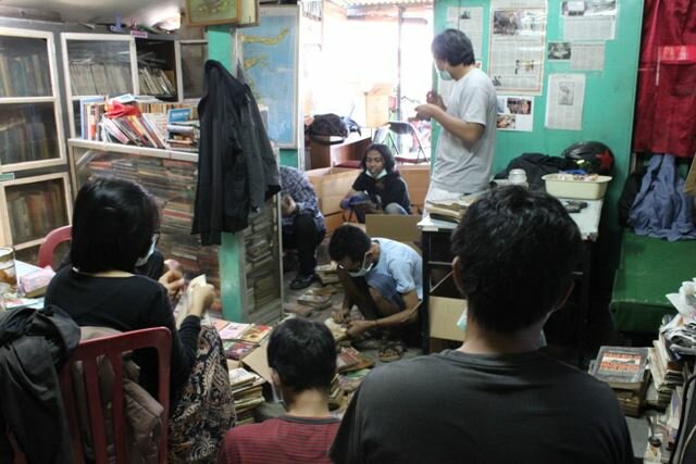 Para relawan membersihkan koleksi Kedai Baca Sipakainga. (Dokumentasi AcSI)