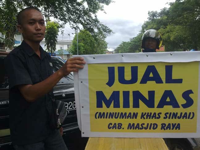 Marham Idris (25), penjual keliling MINAS (MINuman khAs Sinjai).