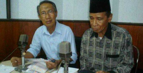 Alm KH Bakri Wahid (kanan) ketika siaran di RRI (foto; Tribun Timur)