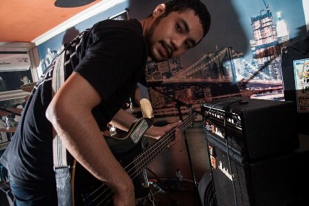 Didi dari Dead Of Destiny soundcheck. (foto: Muh. Farid Wajdi)